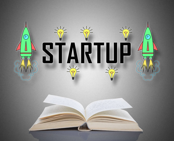 Startup concept boven een boek - Foto, afbeelding