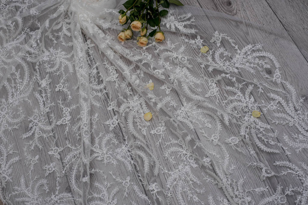 Tahta arka plandaki dantelin dokusu dekore edilmiş güller.. - Fotoğraf, Görsel