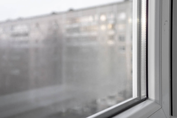 Watercondensatie op Pvc ramen tijdens de herfst. Kunststof raam. - Foto, afbeelding