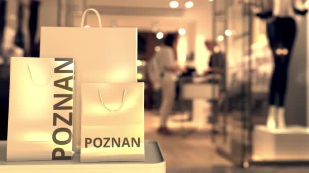Papírzacskók Poznan felirattal a bolt homályos bejáratánál. Kiskereskedelem Lengyelországban kapcsolódó konceptuális 3D animáció - Felvétel, videó