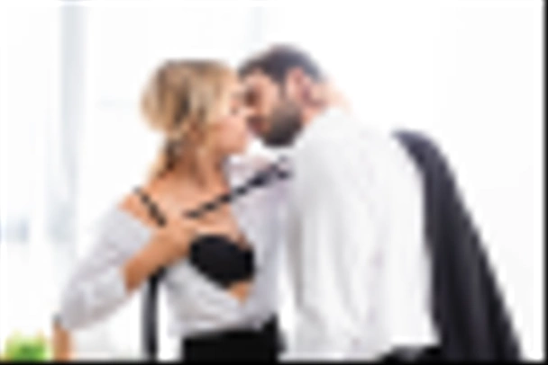 sexy Frau zieht Geschäftsmann Krawatte während Flirten im Büro - Foto, Bild