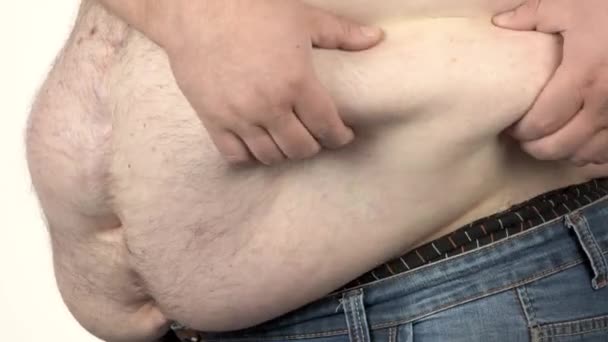 Close up de homem com excesso de peso tocando sua barriga grande
. - Filmagem, Vídeo