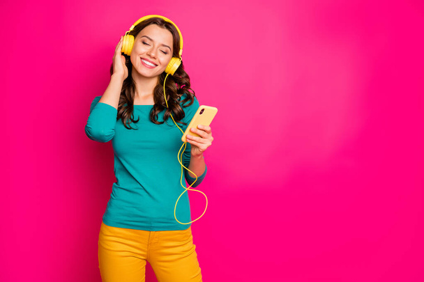 Photo of white cheerful positive nice pretty cute girlfriend smiling toothily listening to music enjoying free time isolated pink bright color background - Zdjęcie, obraz
