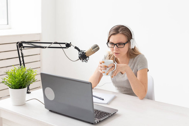 Radio Host, Streamer i blogger Concept-kobieta pracuje jako host radiowy na stacji radiowej siedzi przed mikrofonem - Zdjęcie, obraz