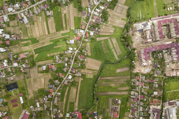 De cima para baixo vista aérea da cidade ou aldeia com fileiras de edifícios um
 - Foto, Imagem
