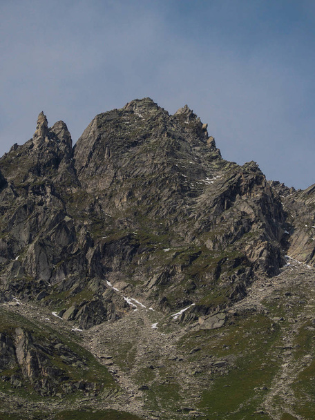 Απότομες φάτσες σε ορεινή περιοχή και γαλάζιο ουρανό - Φωτογραφία, εικόνα