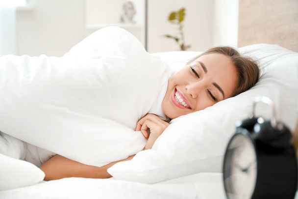 Утро молодой женщины, спящей в постели - Фото, изображение