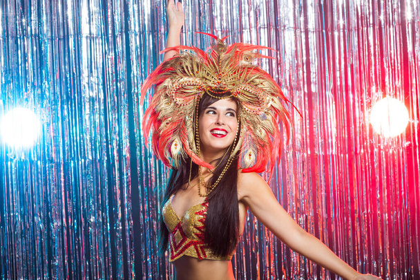 Dovolená, párty, tanec a noční život koncept - krásná žena oblečená na karneval - Fotografie, Obrázek