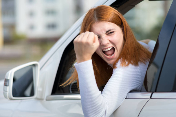 Gros plan portrait de énervé mécontent femme agressive en colère
 - Photo, image