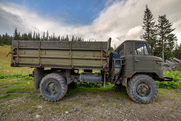 Vieux camion tout terrain avec de gros pneus en caoutchouc protecteur pour off ro
 - Photo, image
