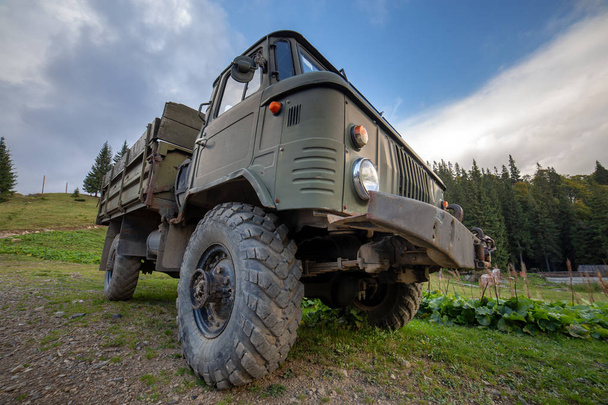 Oude alle terrein truck met grote beschermer rubber banden voor off ro - Foto, afbeelding
