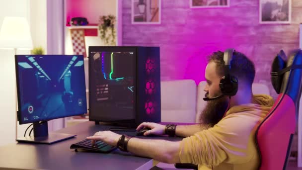 Barbu homme jouer à des jeux vidéo en ligne sur son PC
 - Séquence, vidéo