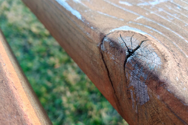 Close-up de placa de madeira desgastada velha com rachaduras e nós
. - Foto, Imagem