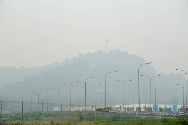Низкий обзор сельской местности с опасной дымкой и туманом в Куала-Лумпуре, Малайзия
. - Фото, изображение