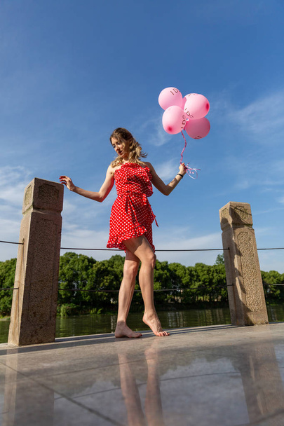 Porträt eines Mädchens mit rosa Luftballons - Foto, Bild