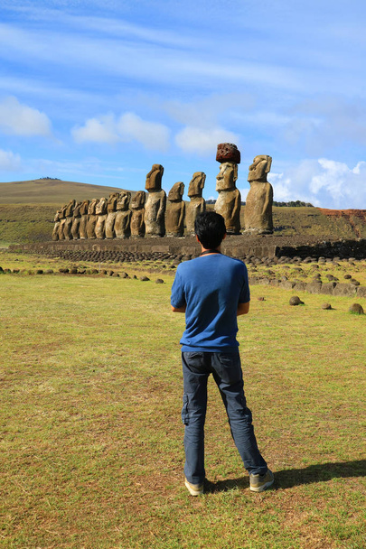 Látogató nézi a 15 hatalmas Moai szobrok Ahu Tongariki, Régészeti lelőhely Húsvét-szigeten, Chile, Dél-Amerika - Fotó, kép