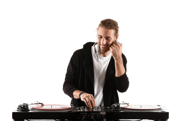 Masculino DJ tocando música em fundo branco
 - Foto, Imagem