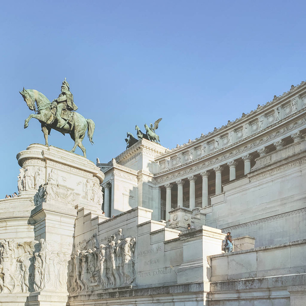 View of the national  monument a Vittorio Emanuele II on the the Piazza Venezia in Rome, Italy. - Foto, Imagem