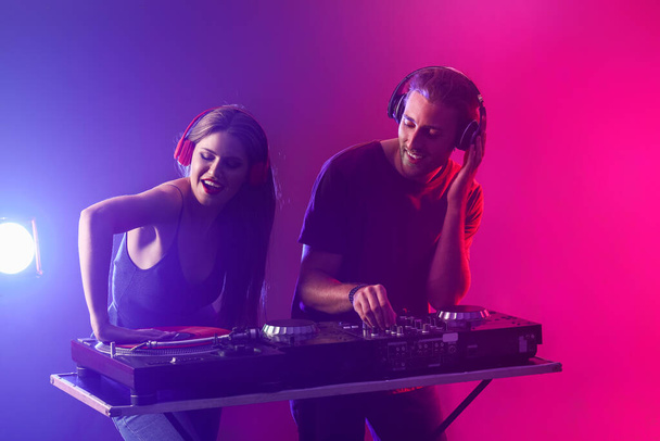 Giovani DJ che suonano musica in discoteca
 - Foto, immagini