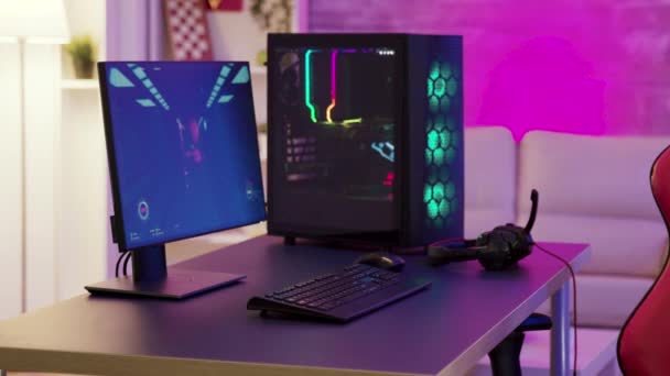 Ordinateur puissant sur un bureau pour les jeux en ligne
 - Séquence, vidéo