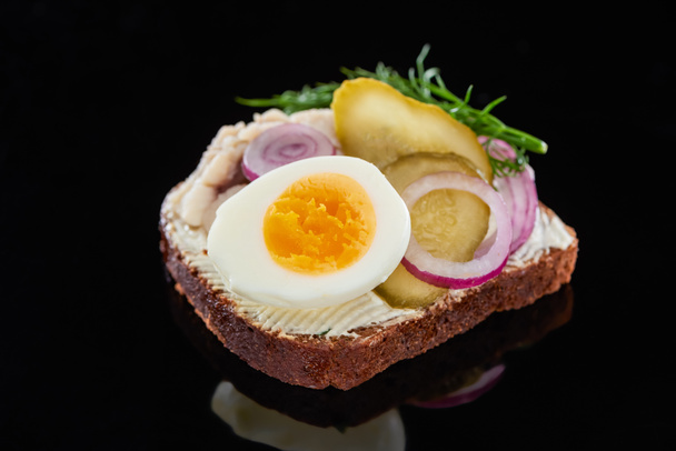 közelről főtt tojás finom dán smorrebrod szendvics fekete  - Fotó, kép