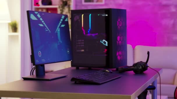 Jednostka PC un kolorowe neon zapalniczki do gier online - Materiał filmowy, wideo