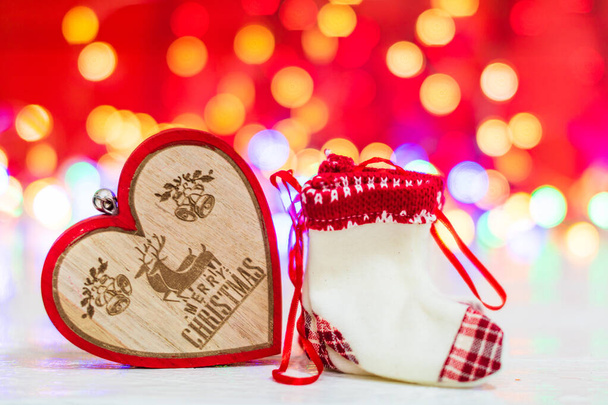 Colorido adorno de Navidad en forma de corazón de madera y pequeño Cristo
 - Foto, imagen