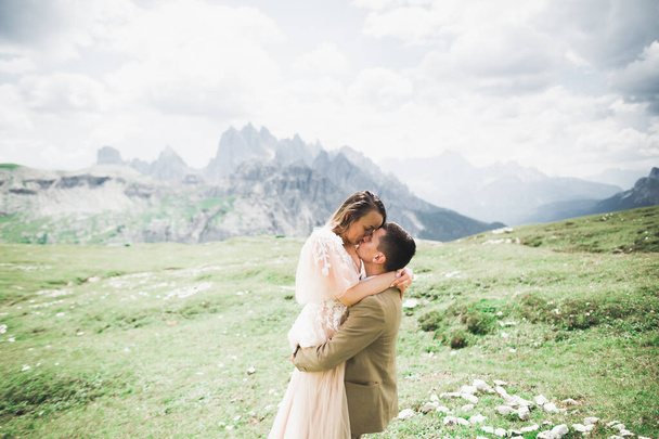 Loving husband and woman on the background of the mountains. Loving couple emotionally spends time - Foto, Imagem