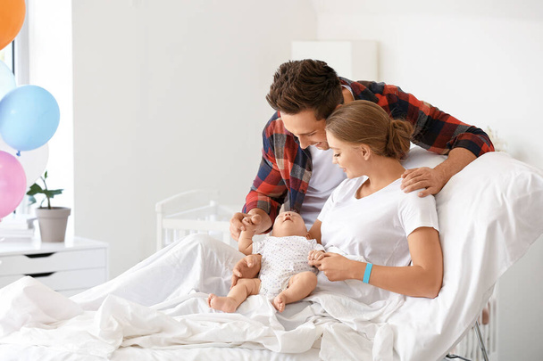 Young family with newborn baby in maternity hospital - Zdjęcie, obraz