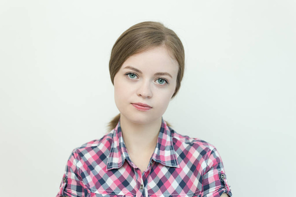 Jeune femme caucasienne fille avec confus, ennuyé, frustré, expression de regard irrité
 - Photo, image