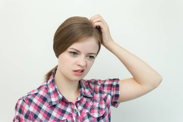 Young caucasian woman girl with questioning, puzzled, confused expression, thinking or remembering something - Foto, Bild