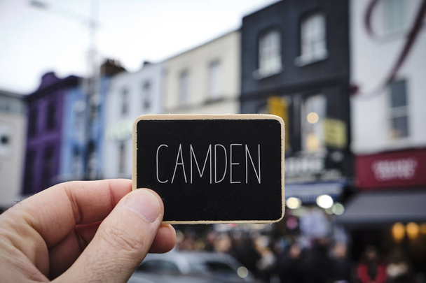 λέξη Camden σε μια πινακίδα στο Λονδίνο, U - Φωτογραφία, εικόνα