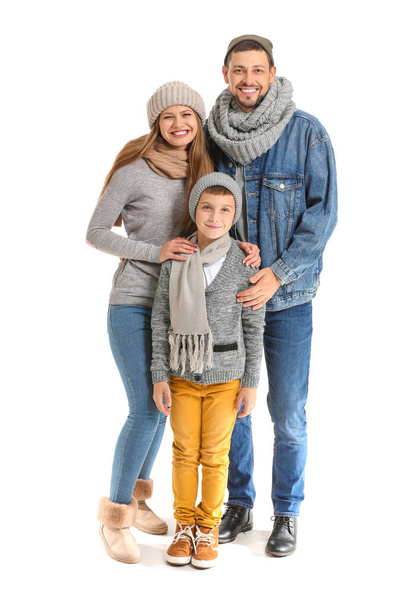 Portret van een gelukkig gezin in herfstkleding op witte achtergrond - Foto, afbeelding