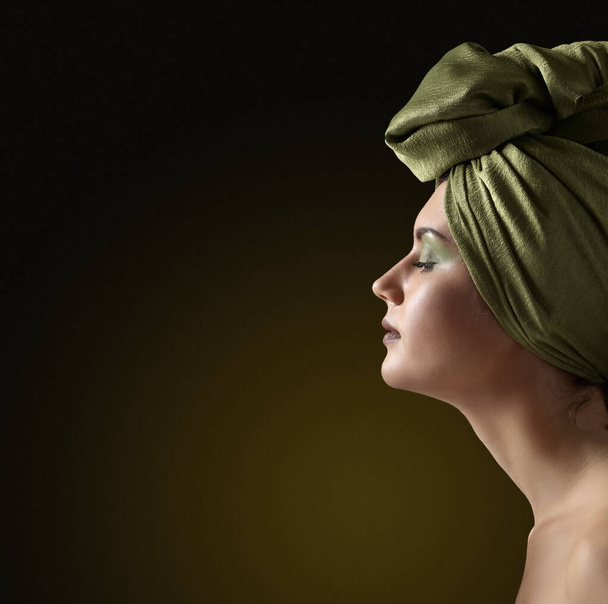 Portrait of a young attractive woman in a fancy headdress. - Foto, afbeelding