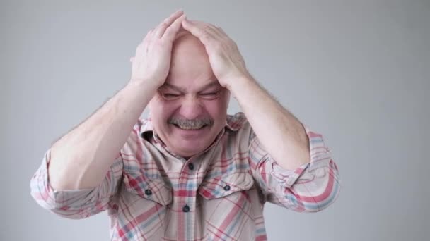 Overstuur, gestresst oudere zieke, vermoeide man na een slechte dag op het werk - Video
