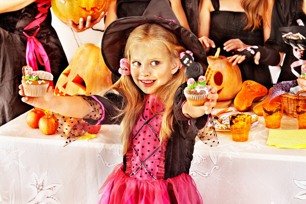 Karnaval kılık Halloween pasta tutan kız - Fotoğraf, Görsel