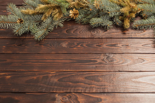 Boże Narodzenie gałązki jodły na starym ciemnym drewnianym tle  - Zdjęcie, obraz