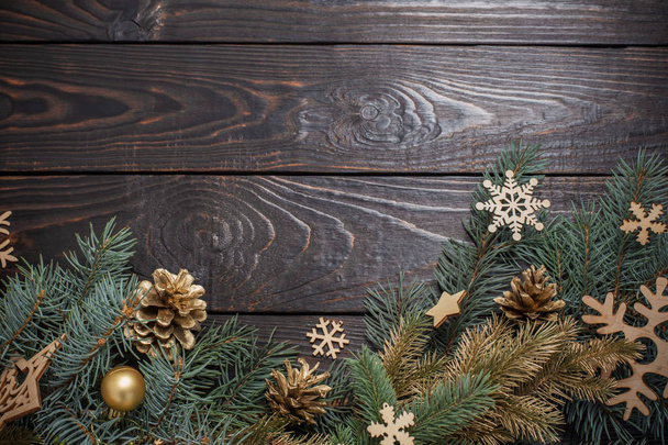 古い暗い木製の背景にクリスマスの装飾とモミの枝  - 写真・画像