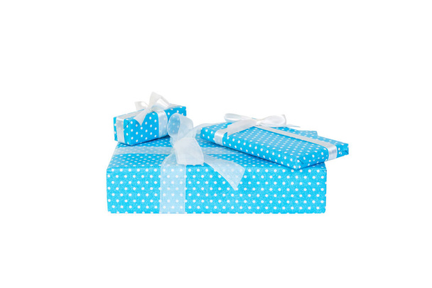 Grupa Boże Narodzenie lub inne świąteczne ręcznie robione prezent w niebieskim papierze z białą wstążką. Izolacja na białym tle, widok z góry. dziękczynienie koncepcja pudełko prezent - Zdjęcie, obraz