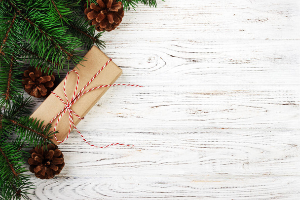 Різдвяна композиція фону. Новорічний подарунок з сосновими шишками та ялиновими гілками на дерев'яному тлі. Плоский простір, вид зверху, простір для копіювання. Тонований
 - Фото, зображення