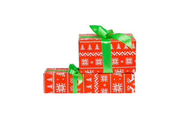 Noel ya da yeşil kurdeleli kırmızı kağıttan yapılmış el yapımı diğer Noel hediyeleri. Beyaz arkaplanda izole edilmiş, üst manzara. Şükran Günü hediye kutusu konsepti - Fotoğraf, Görsel