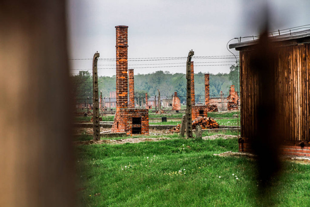 Auschwitz Birkenau, o campo de extermínio, o campo de concentração na Polónia, o campo de concentração nazi, a Segunda Guerra Mundial. Campo da morte. Dormitórios da prisão. Memorial do Holocausto. Bloqueios. Caserna
 - Foto, Imagem
