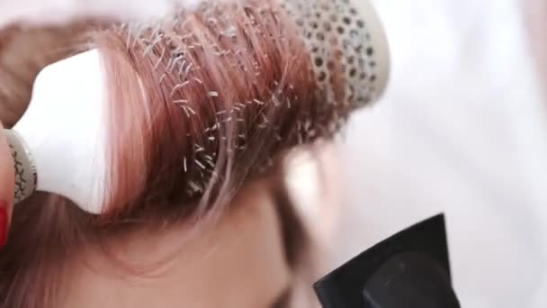 Stylist combing clients hair before drying in beauty salon - Footage, Video