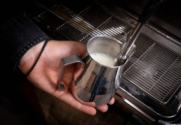 Výroba kávy v kavárně nebo kavárně detailní up - Fotografie, Obrázek