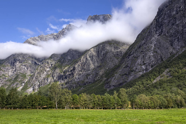 Προβολή των όμορφων βουνών της Νορβηγίας. - Φωτογραφία, εικόνα