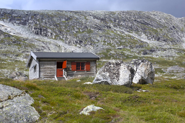 Uma pequena cabana oferece abrigo em caso de mau tempo ou no mesmo
 - Foto, Imagem