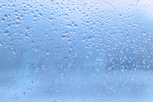 Gotas de lluvia sobre vidrio de ventana azul limpio
 - Foto, Imagen