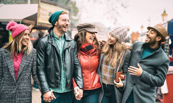 Groupe d'amis millénaire marchant au centre-ville de Londres - Concept d'amitié de nouvelle génération sur les jeunes multiculturels portant des vêtements de mode d'hiver s'amusant ensemble au Royaume-Uni - Filtre vintage chaud
 - Photo, image