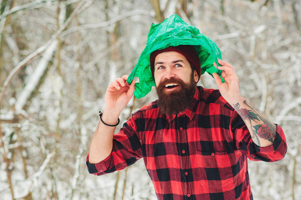 Brodaty hipster z odpadami z tworzyw sztucznych na głowie - Zdjęcie, obraz