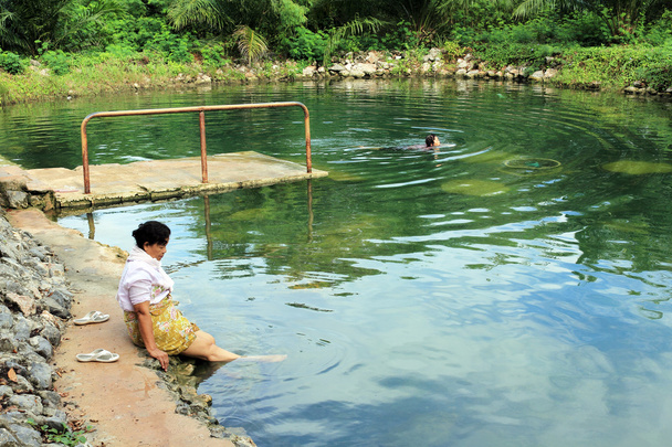Tajski starszy relaksujący odkryty basen termalny - Zdjęcie, obraz